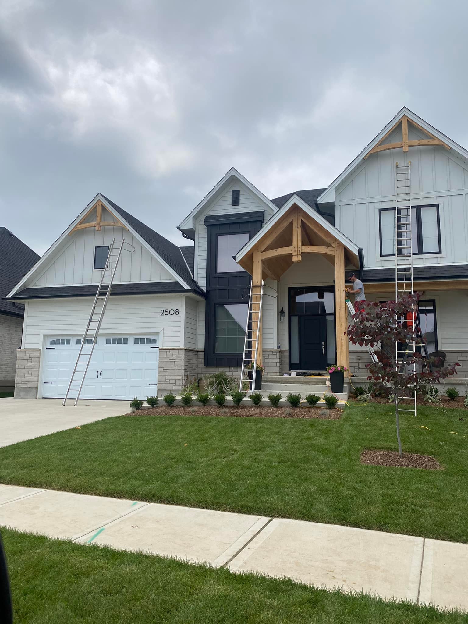 Backyard fence staining and sealing in Vaughan